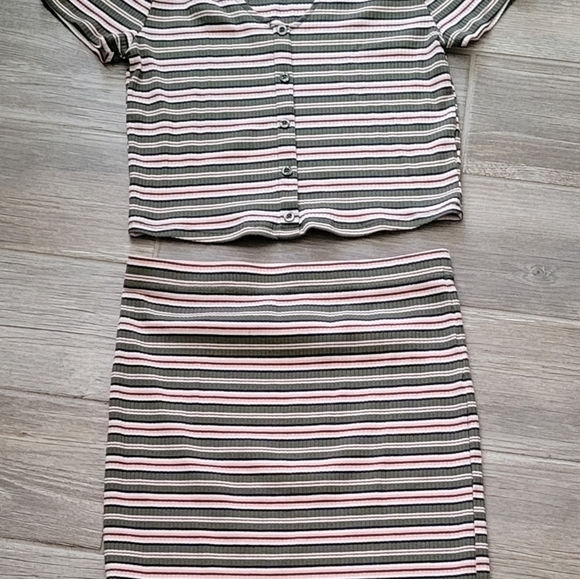 Juniors 2 piece skirt set - Picture 2 of 4